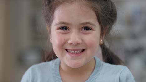 retrato de una hermosa niña sonriendo mirando a la cámara un niño lindo con una expresión juguetona disfrutando de una infancia feliz 4k