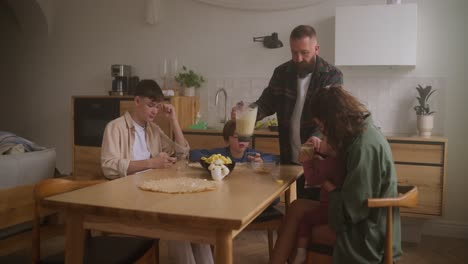 desayuno familiar en una cocina moderna