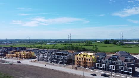 desarrollo de nuevas viviendas de viviendas en construcción en una nueva comunidad de tierras agrícolas