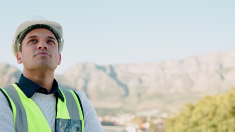 ingeniero industrial haciendo una inspección