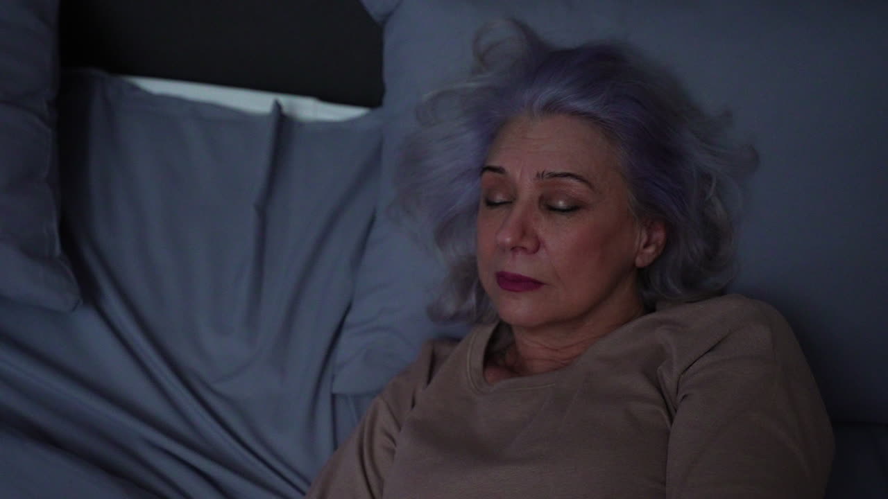 mujer tratando de dormir