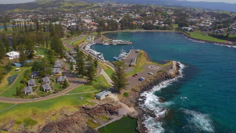 Vista-Aérea-Del-Puerto-De-Kiama,-Cabañas-De-Playa-Y-Hotel-Cerca-De-La-Ciudad-De-Kiama-En-Nsw,-Australia