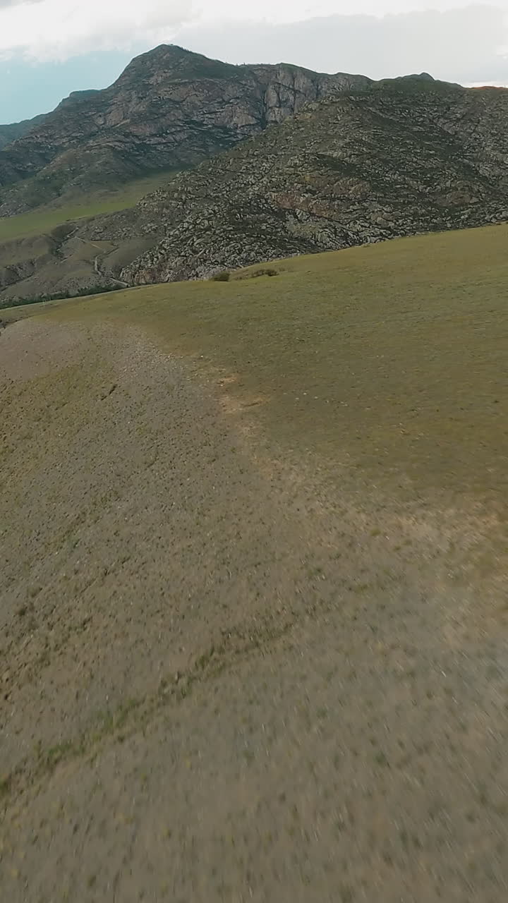 rutas escarpadas grabadas a lo largo de la cresta de la montaña fpv. el valle del río invita al espíritu de exploración instando a probar los límites contra el terreno salvaje de las tierras altas