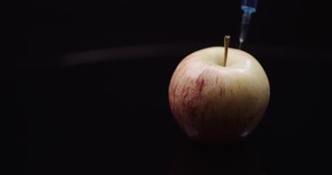 inyección de jeringa de modificación genética de alimentos liqquid en el concepto de modificación de apple gmo