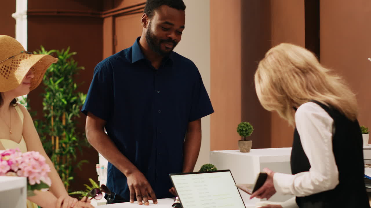 recepcionista mirando los pasaportes