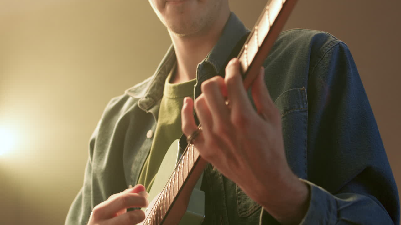 기타를 연주하는 남자