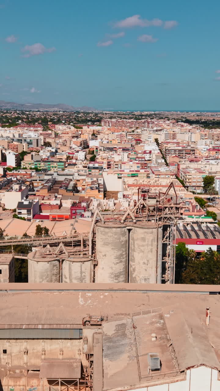 Vista aerea di una città con infrastrutture industriali