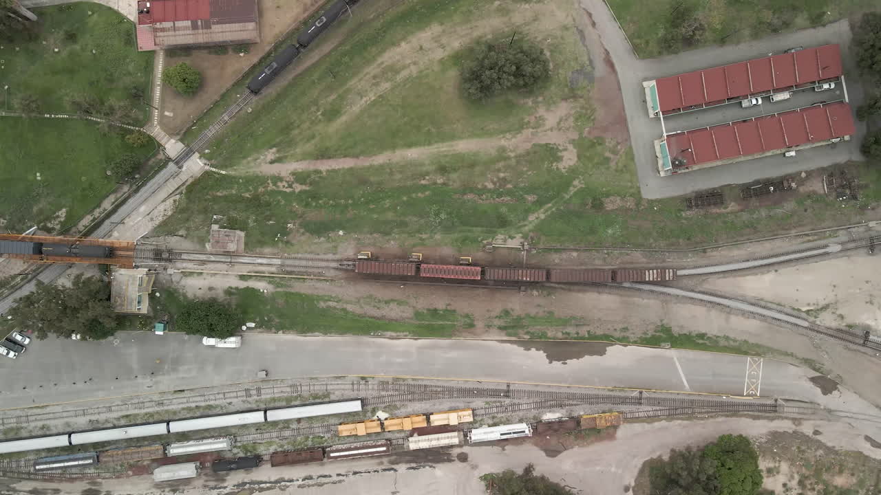 вид в центре города на поезд, прибывающий на вокзал