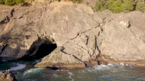 Oregon-Coast-Highway-101-Viewpoint-of-"Natural-Bridge"-rock-formations