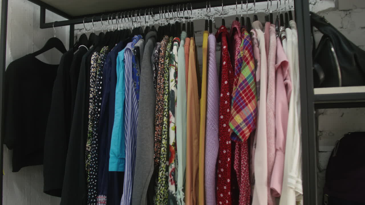 상점 의  ⁇ 어 에 있는 옷