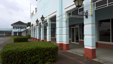la entrada a un antiguo centro comercial con fachada francesa en el sur de estados unidos