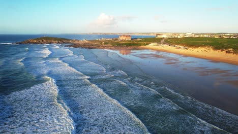 Playa-Fistral-Con-Hotel-Promontorio-A-Lo-Largo-De-La-Costa-De-Cornualles,-Cornualles