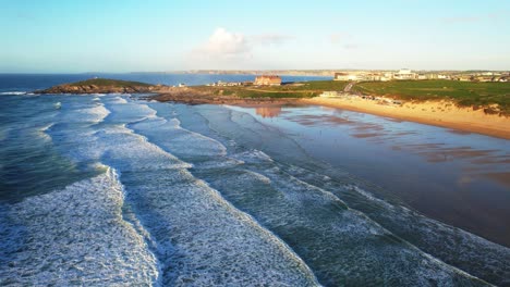 playa fistral con hotel de cabecera a lo largo de la costa de cornualles, cornualles