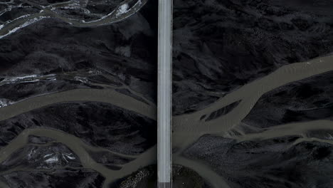 vista aérea del puente del río mulakvisl sobre aguas glaciales