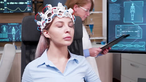 paciente femenina manteniendo los ojos cerrados en un centro de investigación cerebral