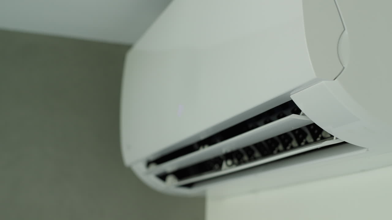 funcionamiento del aire acondicionado, las válvulas de flujo se mueven hacia arriba y hacia abajo, distribuyendo el flujo de aire