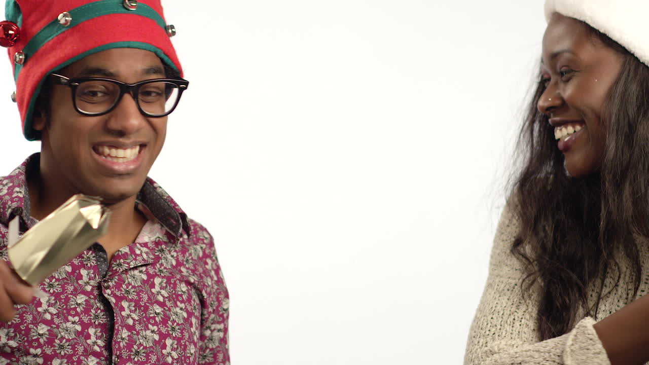 cu 커플 크리스마스 크래커를 당겨