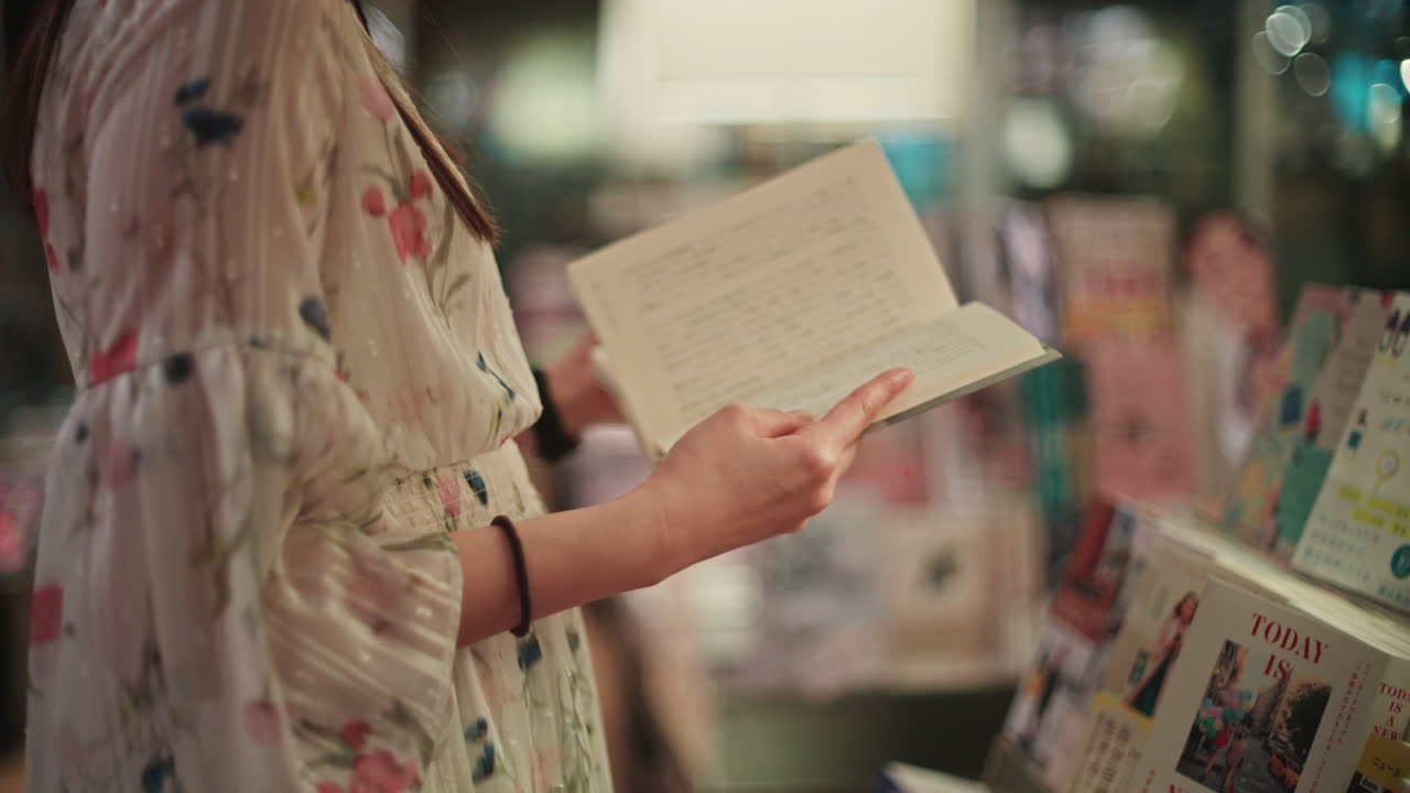 mujer leyendo un libro en una librería