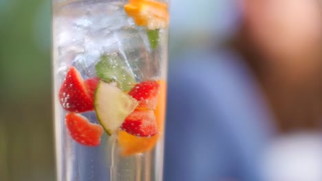 cocktail d'été fruité bouillonnant au soleil