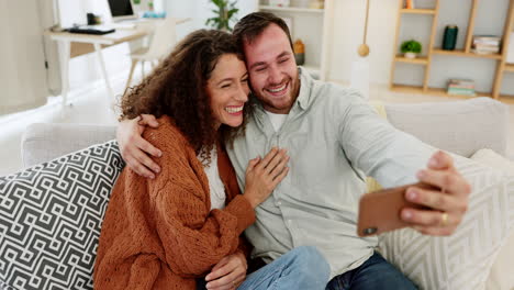 Pareja-Feliz,-Teléfono-Y-Selfie-Sentados-En-Casa