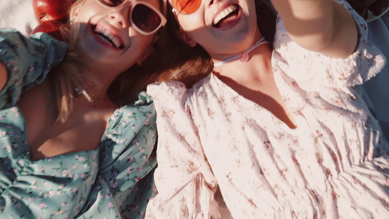 두 친구 가 여름 피크닉 을 즐기고 있다