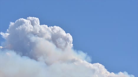 Zeitraffer:-Der-Himmel-Verändert-Sich,-Während-Der-Rauch-Des-Waldbrandes-Am-Ross-Moore-Lake-Kamloops-Verschlingt