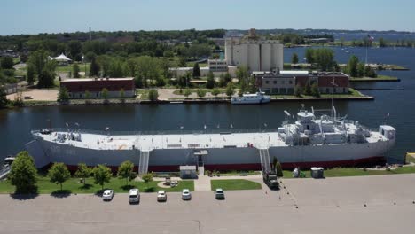 Nave-De-Aterrizaje-De-Tanques-Uss-Lst-93-En-Muskegon,-Michigan-Con-Video-De-Drones-Moviéndose-Hacia-Adentro-Y-Hacia-Abajo