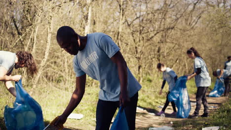 activista ecológico recogiendo basura y residuos plásticos de una zona forestal