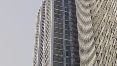 Trabajador-Limpiando-La-Ventana-Del-Edificio---ángulo-Bajo