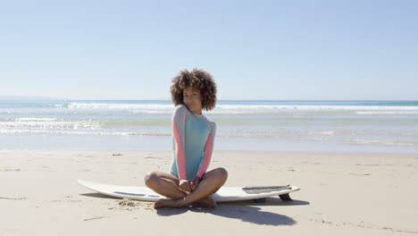 Glückliche-Frau,-Die-Auf-Einem-Surfbrett-Sitzt