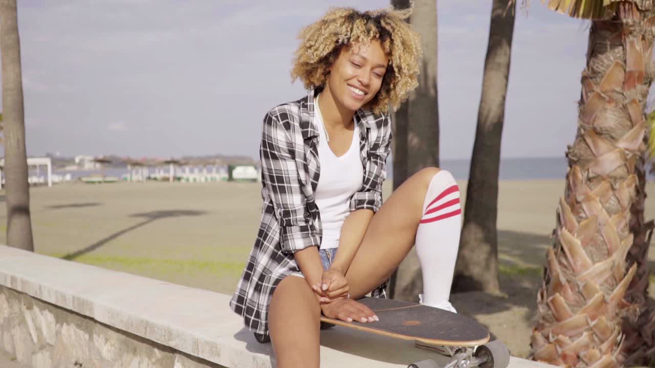 mujer feliz sonriente con su patineta