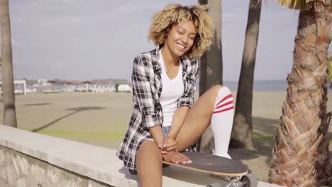 Lächelnde-Glückliche-Frau-Mit-Ihrem-Skateboard