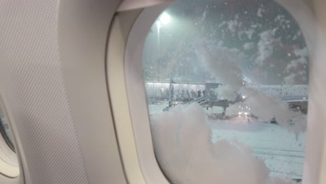 Schnee-Auf-Dem-Fenster-Des-Flugzeugs-Am-Flughafen-München-In-Deutschland