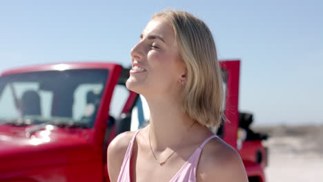 una joven mujer caucásica disfruta del sol al aire libre en un viaje por carretera