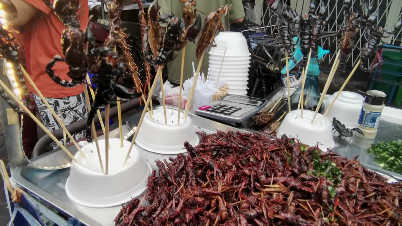 vendedor de comida callejero que vende insectos cocidos en chinatown, tailandia