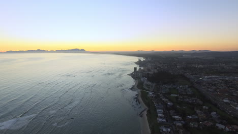 imágenes de drones aéreos de 4k de una costa cerca