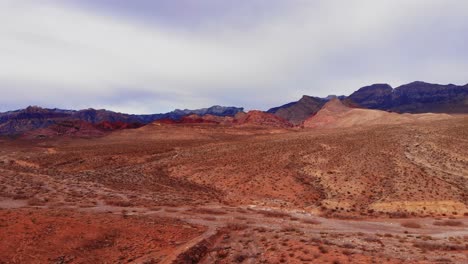 Vista-Aérea-Del-Paisaje-Montañoso-Del-Suroeste-Con-Cielo-De-Invierno