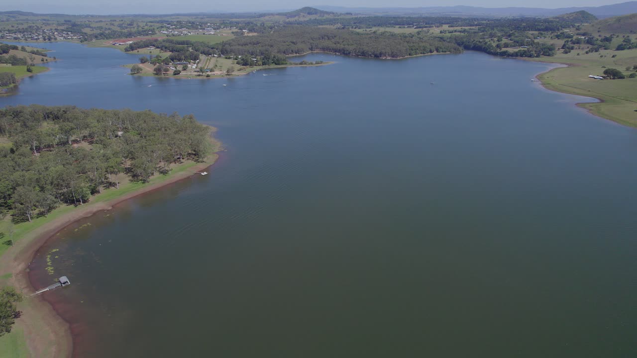 lago tinaroo en el bosque estatal de danbulla