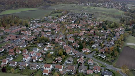 Vistas-Aéreas-De-Drones-Del-Pequeño-Pueblo-Waake-En-Niedersachsen-A-Finales-De-Otoño