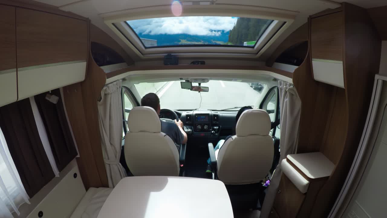 hombre conduciendo en una carretera en el camper van rv