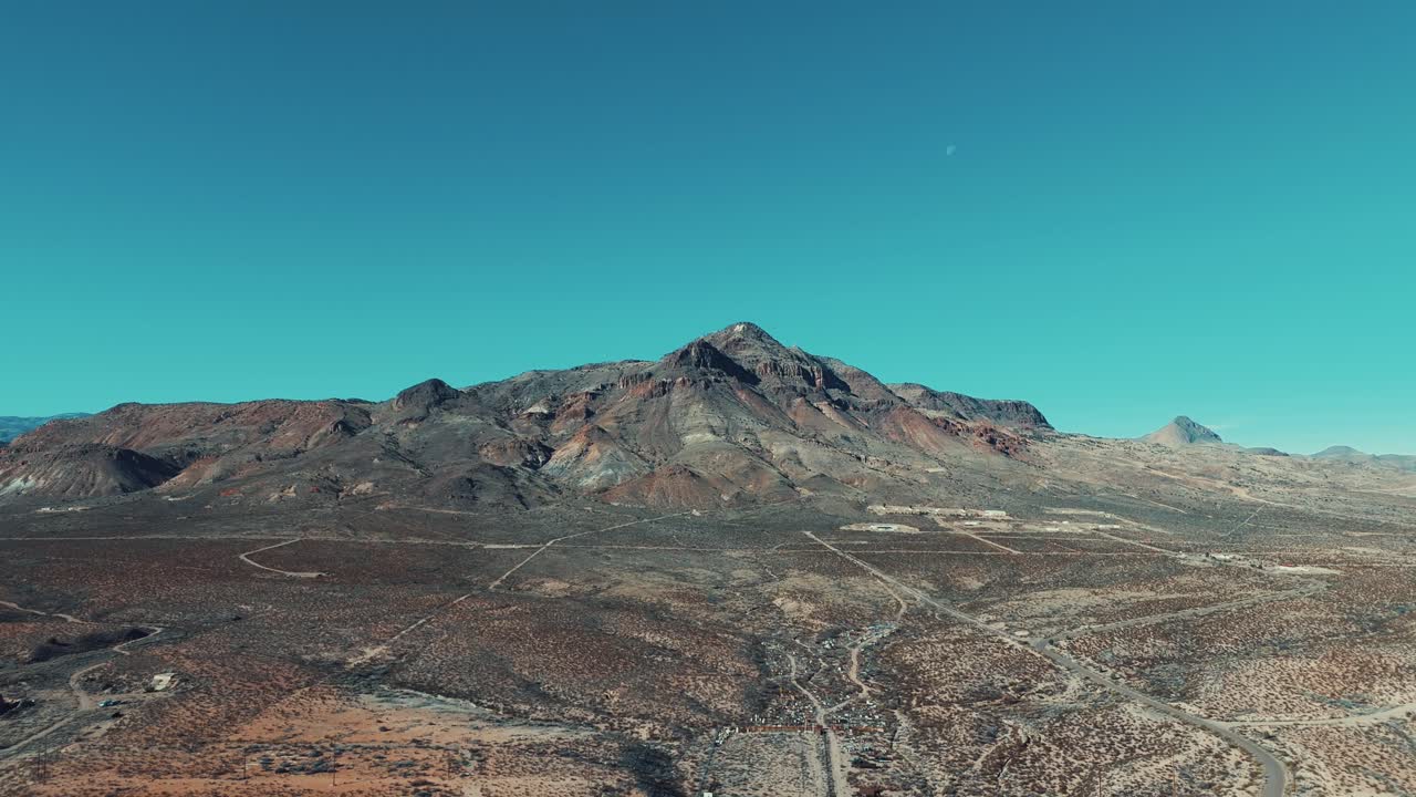 큰 사막 산이 날고 올라오고 있습니다.