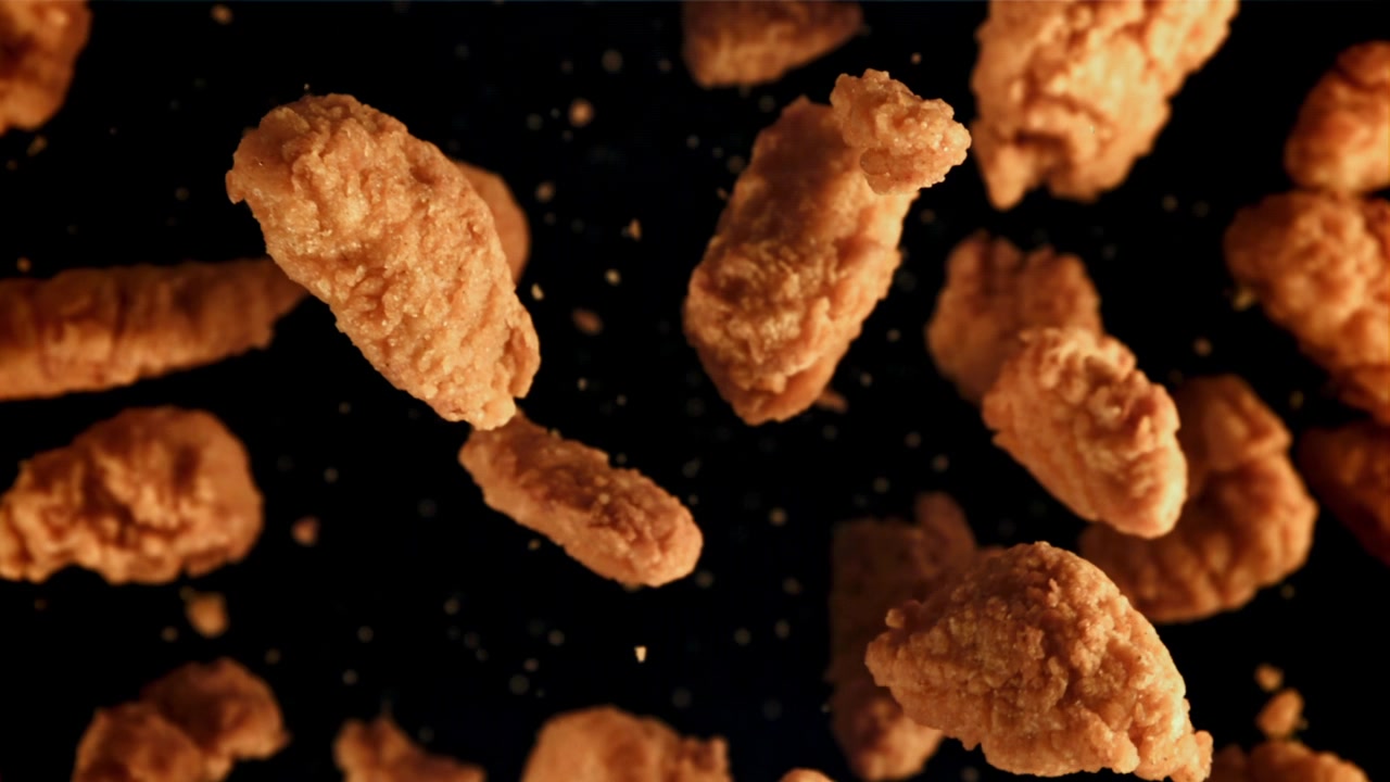 Nugget Ayam Renyah Keemasan Jatuh dalam Gerak Lambat