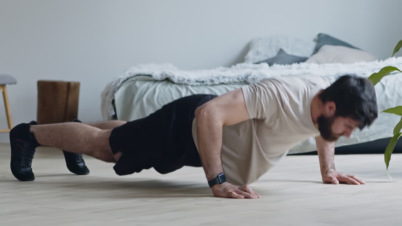 집에서 푸시업을 하는 남자