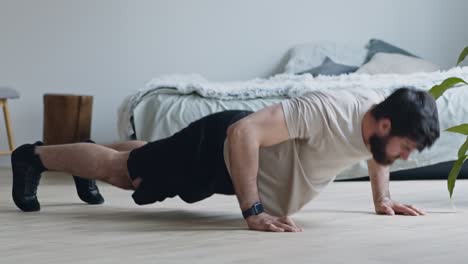 hombre haciendo flexiones en casa