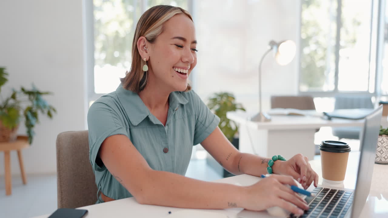 행복, 비디오 통화 또는 노트북에서 비즈니스 여성