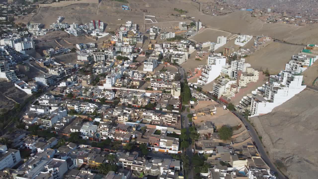 Veduta aerea panoramica di una città su un terreno collinare.
