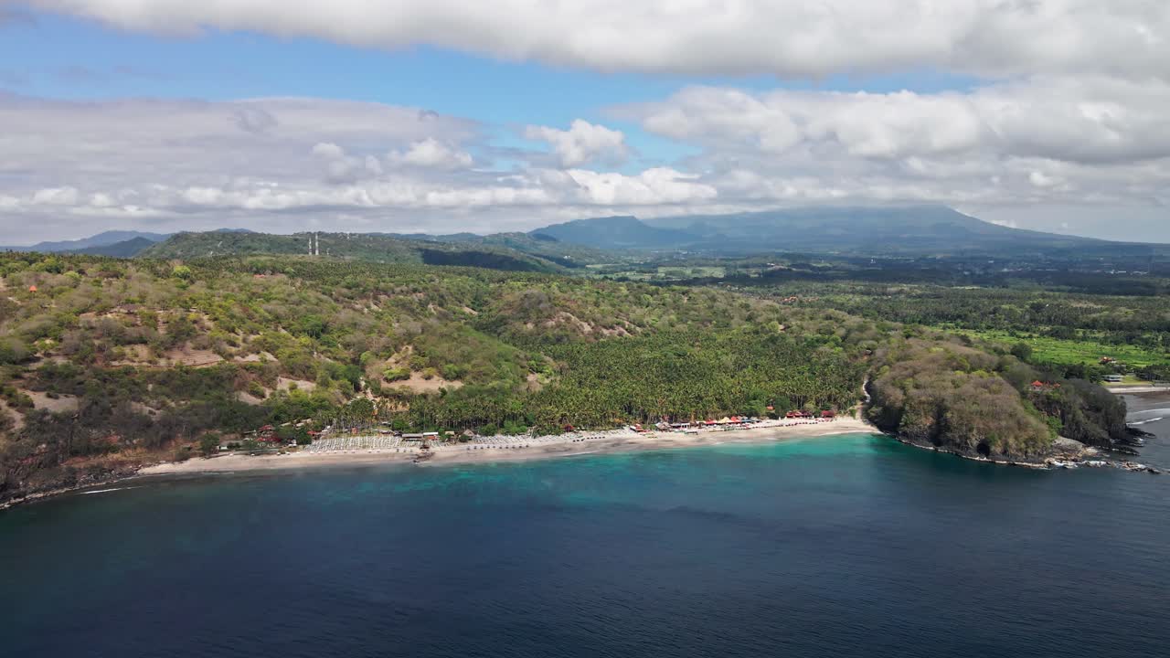 la vista de la playa virgen en el este de bali, karangasem, indonesia