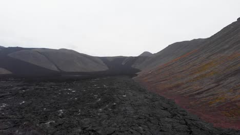 Campo-De-Lava-Negra-Humeante-En-El-Cráter-Del-Volcán-Fagradalsfjall,-Islandia