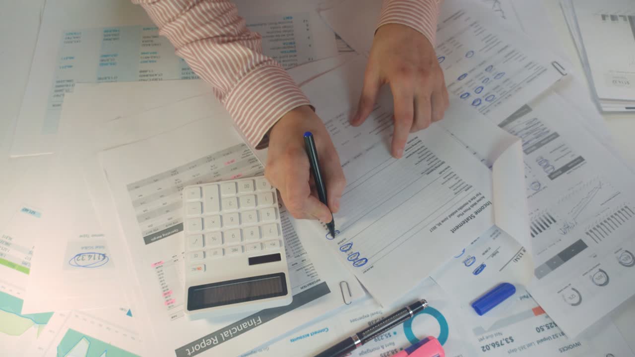 hombre de negocios que trabaja en la oficina y calcula las finanzas