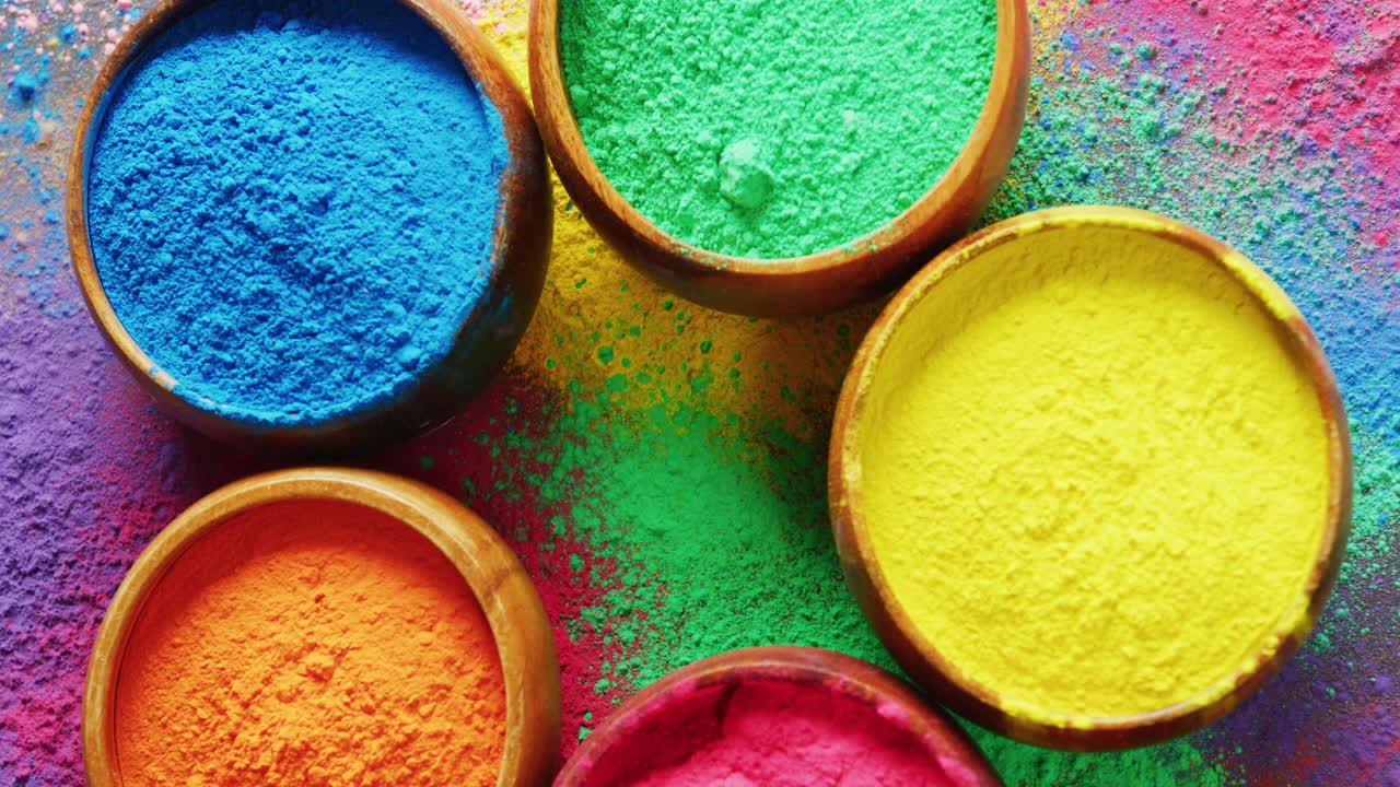Video di polveri multicolori e ciotole con spazio per il testo su sfondo nero